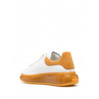 Кроссовки Alexander McQueen с прозрачной подошвой белые с оранжевым